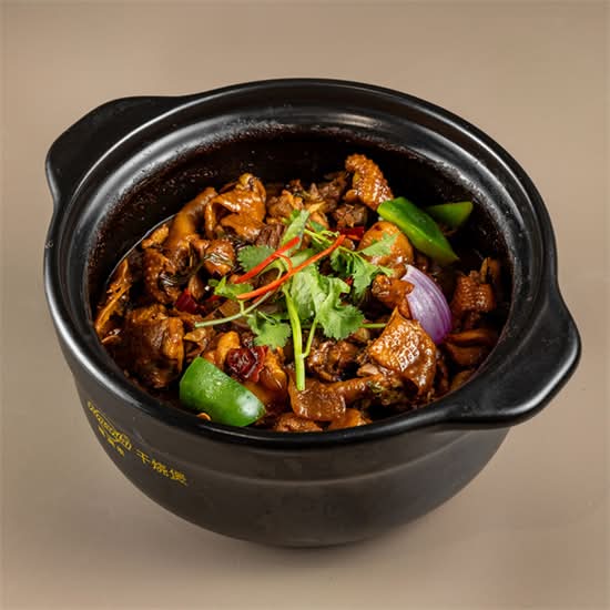 金牌走地鸡煲 (推薦) Gold Medal Free-Range Chicken Pot